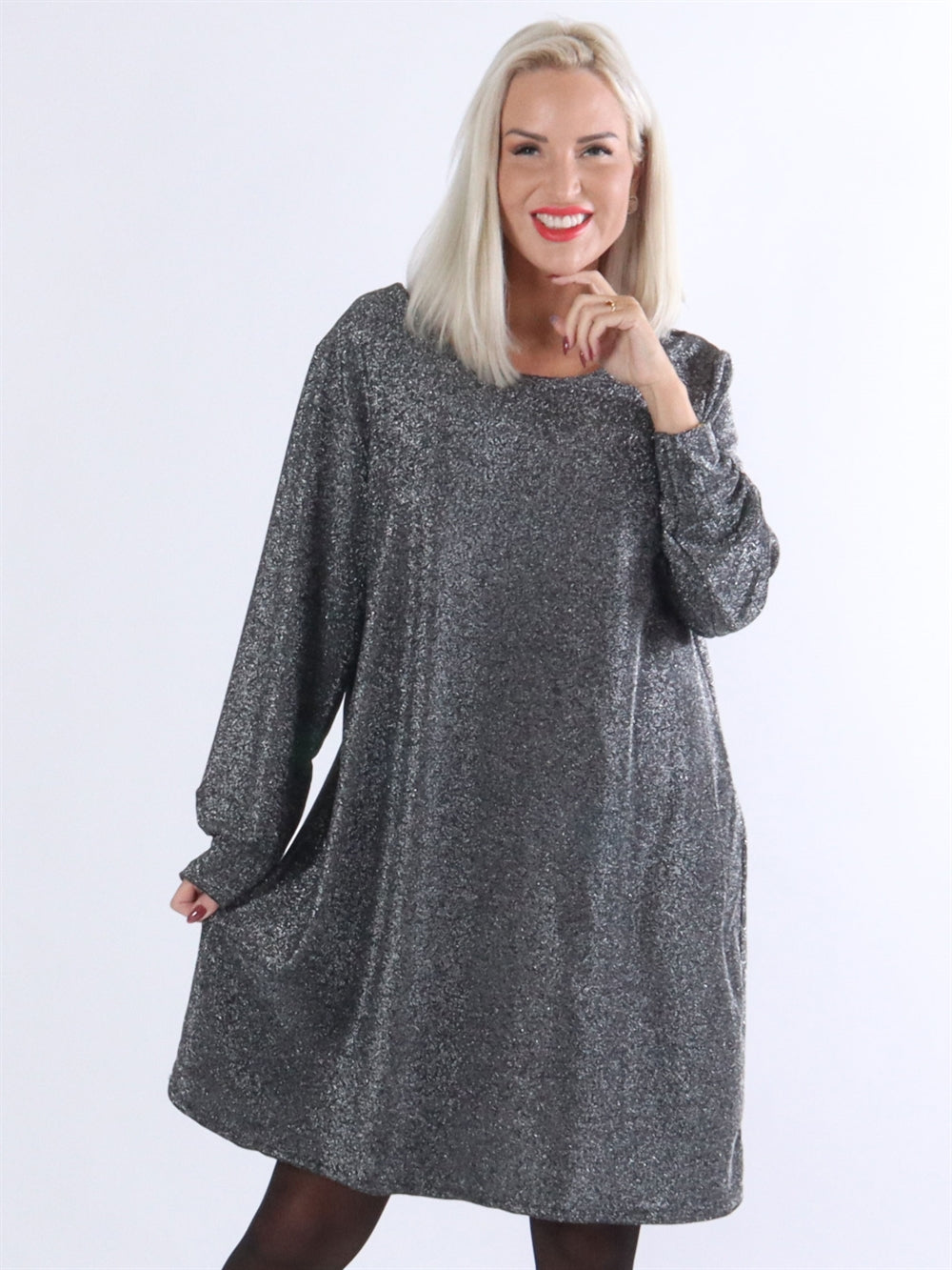 Gissela - Klänning med spets med v-hals på baksidan